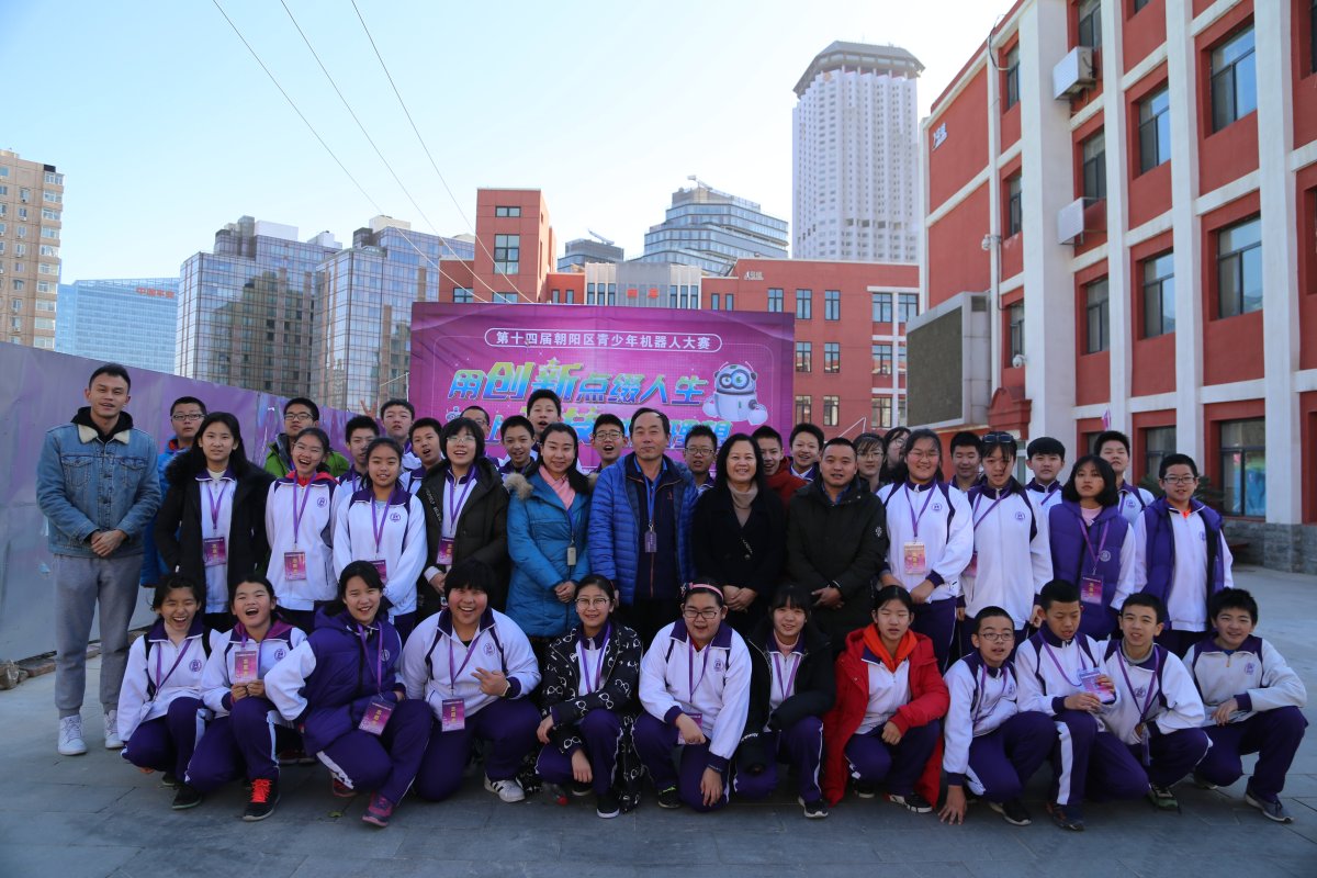 我校社团学生及带队领导老师合影