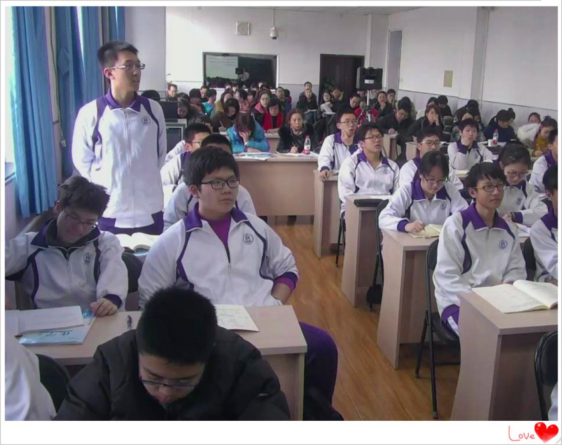 图片1 学生在菅小凡老师课堂上积极发言