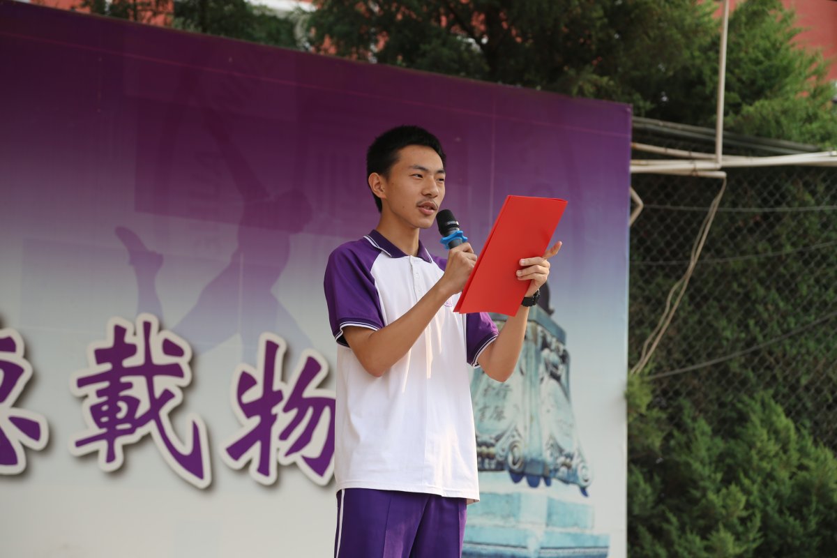照片1：高二学生干部发言