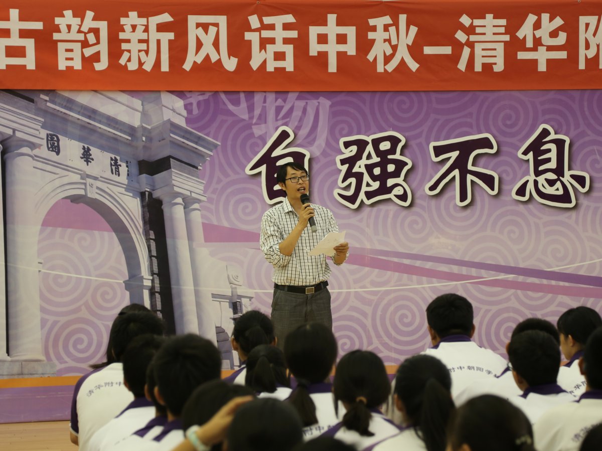鄂宇老师宣布比赛结果