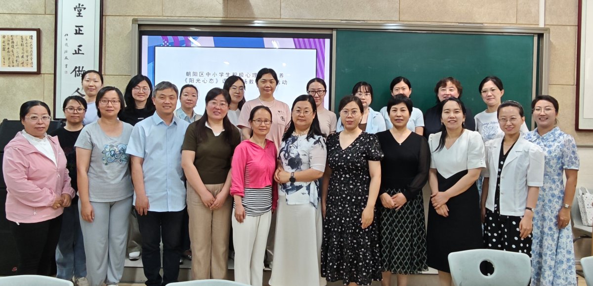 1 专家与教师合影