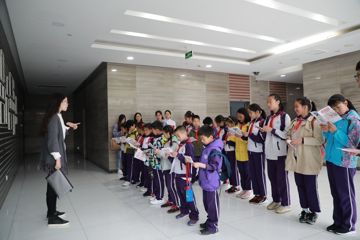 1.学生代表参观北京朝阳教育传媒实践基地